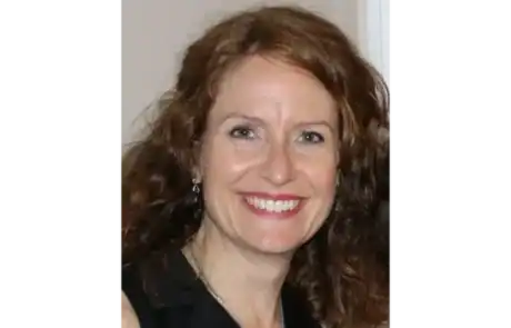 Chœur d’Enfants Canadiens Chinois du Canada – Chorale C5 – Canada Sourire chaleureux d'une femme lors d'un événement choral.