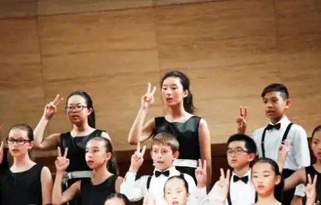Chœur d’Enfants Canadiens Chinois du Canada – Chorale C5 – Canada Chorale jeunesse préparant une performance lors d’un festival international de Choral Events en Europe.