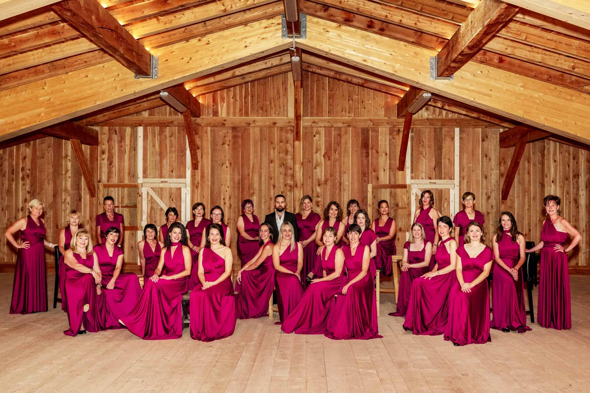 Chorale festival européen avec plusieurs chorales en costumes violets.