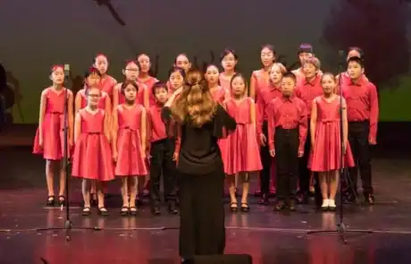 Chœur d’Enfants Canadiens Chinois du Canada – Chorale C5 – Canada Enfants chantant en concert, direction de leur chef de chœur lors d’un festival de chorales.