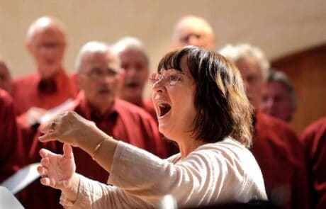 Direction de chœur lors d’un festival choral en France. Chef de chœur dynamique dirige un groupe de choristes lors d'une répétition passionnée. Choeur d'hommes de Vannes