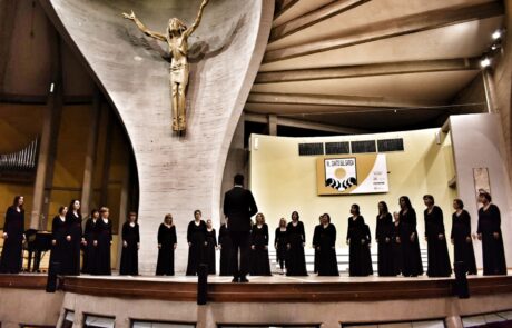 Ladinia Festival de chœurs amateur en France. Chœur de femmes en concert dans une salle de spectacle élégante.