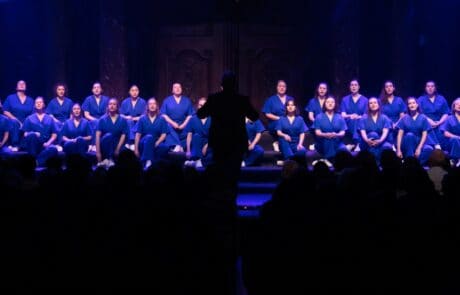 Festival de chorales amateurs en France et Europe depuis 25 ans. Furiosa Choristes en représentation sur scène lors d’un concert organisé par une association.