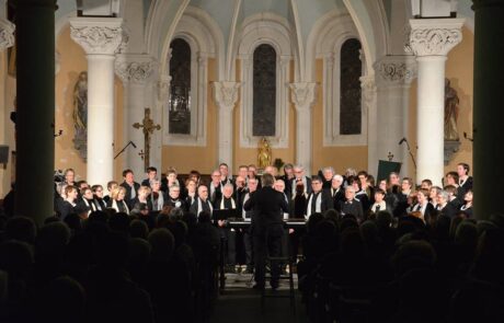 Choeur Cerebellia Choristes en concert dans une église baroque.