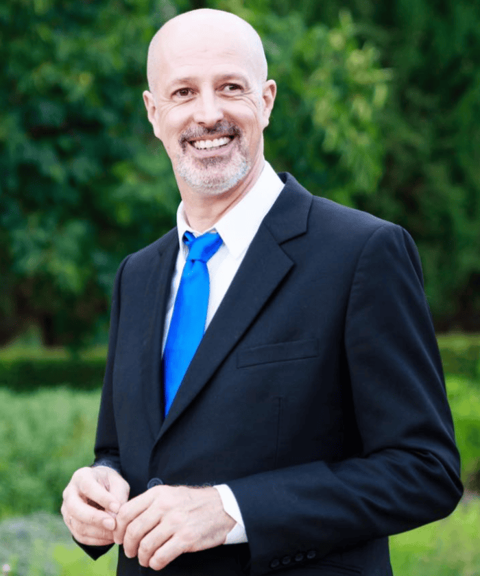 Concertiste choral renommé en France. Dominic Scott