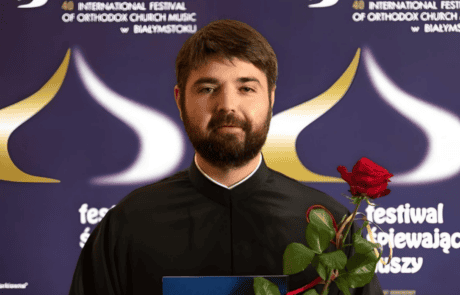 Jubileu2021. Homme avec rose rouge en visage noir.