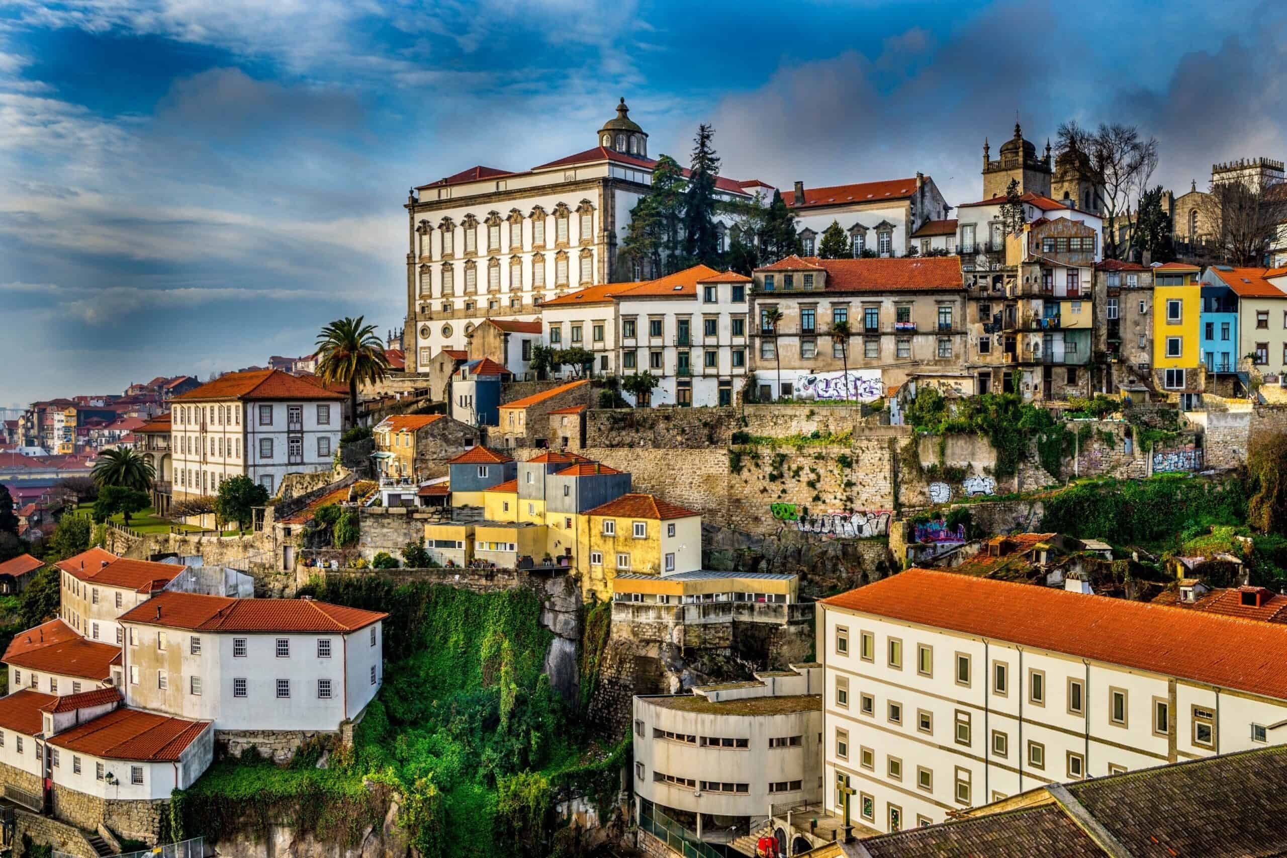 Un panorama de Porto avec ses bâtiments colorés et historiques.